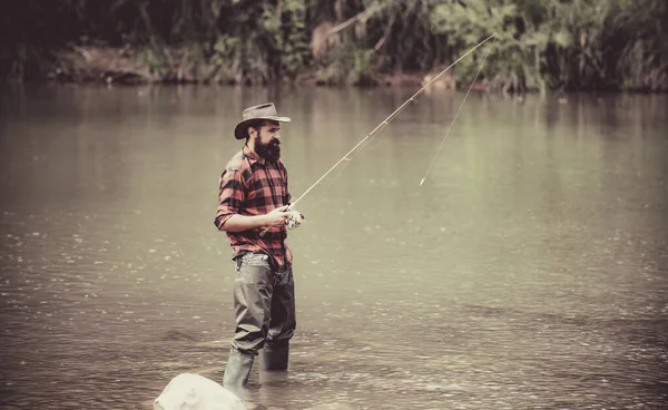 雄性在湖上钓鱼。 在自然环境中放松。 盈利丰厚。 继续钓鱼吧 男人在湖边放松和钓鱼。 如果愿望是鱼。 巴特尔大师 红色格子衬衫. — 图库照片