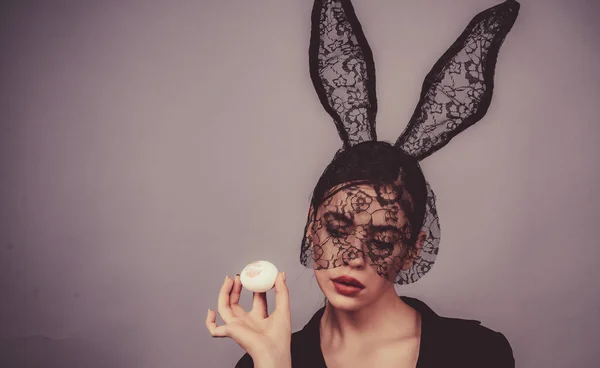 Divat nő a húsvéti tojás és nyuszi füle. Ajkak és a húsvét, rúzs csókot nyomot a húsvéti tojás. — Stock Fotó
