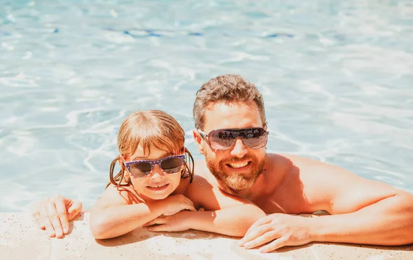 Padre e hijo nadando en la piscina, familia de verano. Familia feliz en la piscina. —  Fotos de Stock