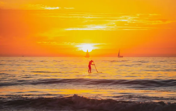 パドルボード。日没の空の抽象的な背景と海のビーチ。夏休みのコピースペースと旅行のコンセプト. — ストック写真