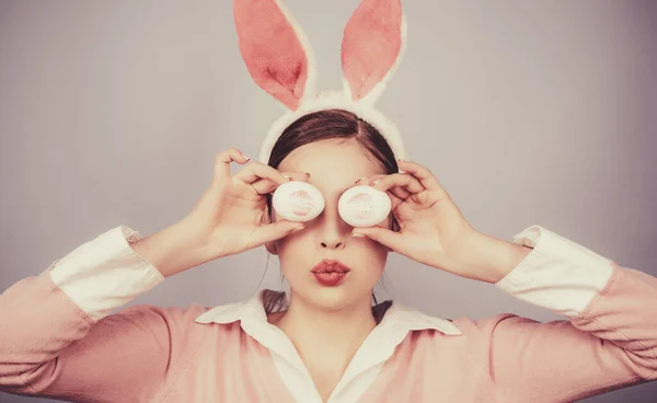 Feliz Páscoa. Jovem em orelhas de coelho de coelho. Batom beijo impressão no ovo de Páscoa . — Fotografia de Stock