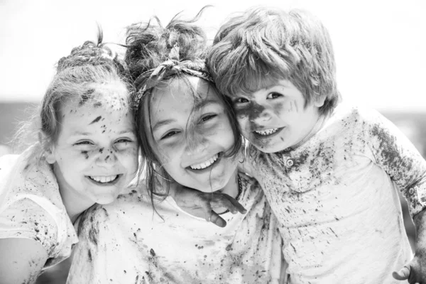 カラーパウダーホリで幸せな子供たちの肖像画。ホリ祭りの色で描かれた子供たちの顔。ホリペイントパーティー. — ストック写真