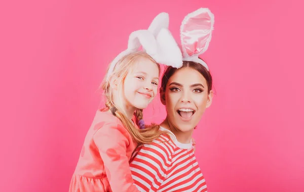 Famiglia sorella pasquale. Buone vacanze concetto festivo. Ragazze che giocano con le orecchie da coniglio. Caccia alle uova tradizionale vacanza primaverile. Costume da coniglio. — Foto Stock