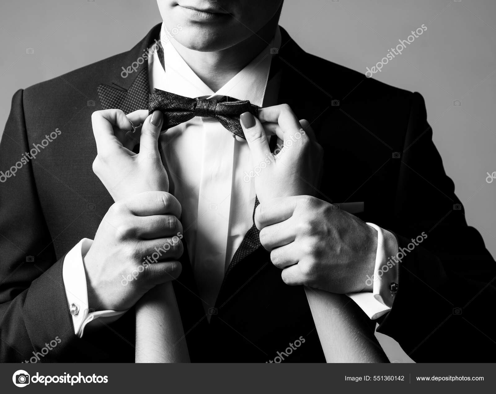 maske Satire Faret vild Gentleman jakkesæt. Bryllup. Kvinders hænder glatte slips. Mandlig mode.  Forretningsmæssigt. Elegant og stilfuldt tøj. — Stock-foto © Tverdohlib.com  #551360142