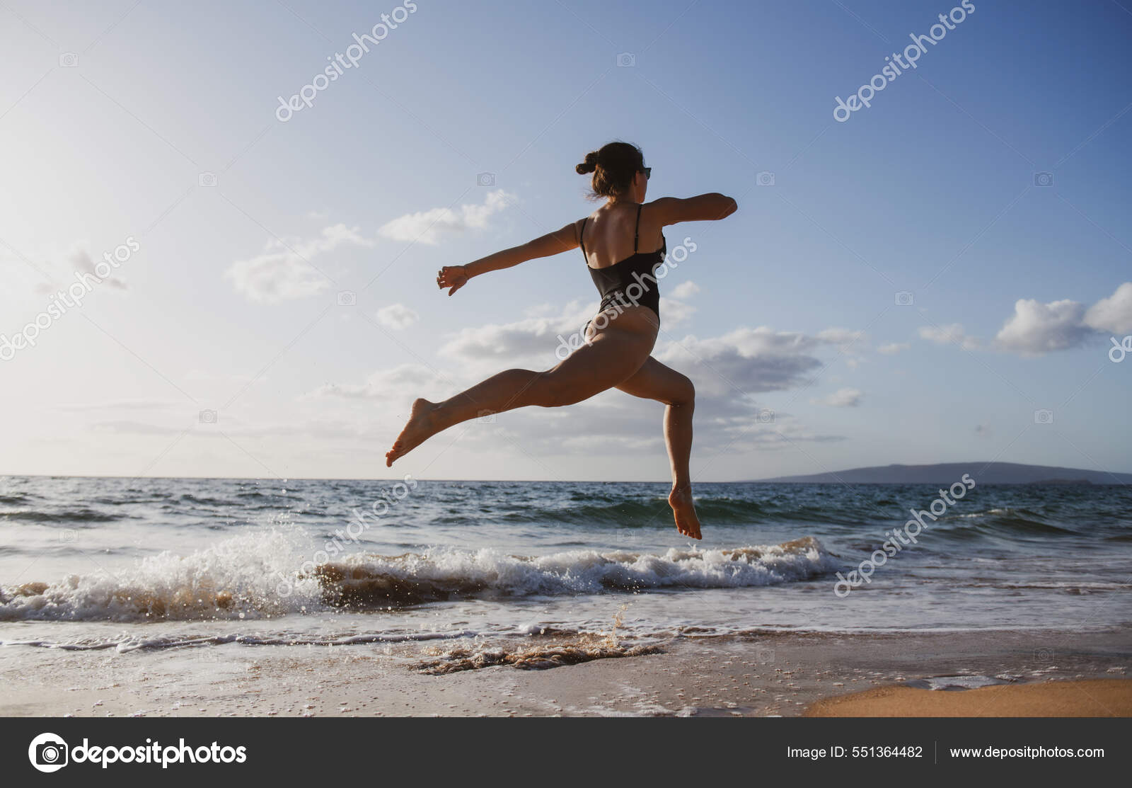 Una mujer corriendo en la playa. Belleza mujer sexy correr en la playa del  mar.: fotografía de stock © Tverdohlib.com #551364482 | Depositphotos