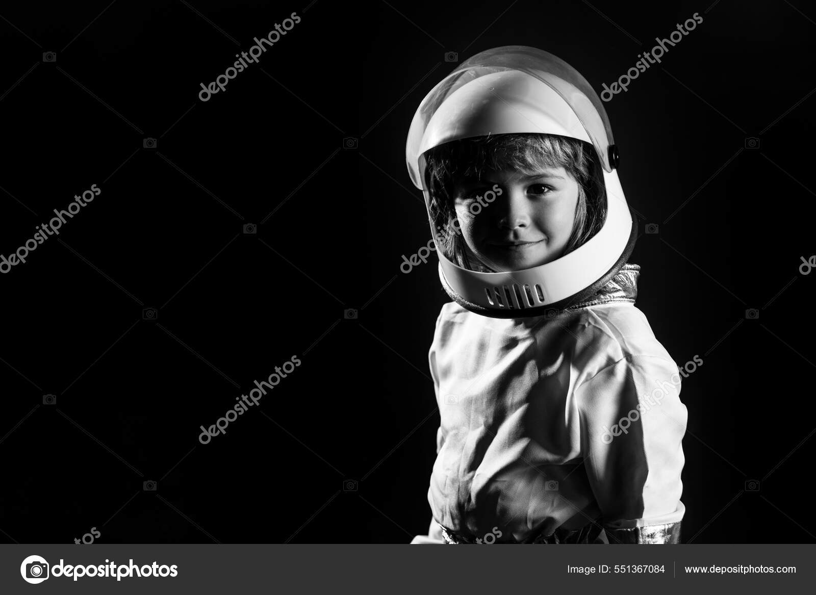 우주에서 사랑 스러운 소년 우주 비행사. 어린이들은 우주인 헬멧을 쓰고 우주비행사가 되었다고 상상 한다. 성공, 창의성 및 혁신 기술  개념. — 스톡 사진 © Tverdohlib.com #551367084, image size:1600x1167