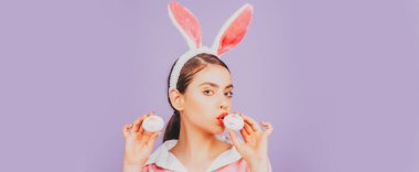 Tavşanlı Paskalya bayrağı. Paskalya kadını. Dudaklar ve Paskalya, Paskalya yumurtasında ruj izi. Tavşan kulaklı genç kadın. Tavşan kulaklı mutlu bir kadının portresi..