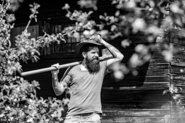 Tarlada çalışan çiftçi. Tarlalarda mahsul ekme. Bahçede çalışırken babanın portresi. Kırsalda geçirdiğimiz zamanları seviyorum..