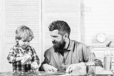 Baba oğul temizlik. Baba ve çocuk evde temizlik yapıyor..