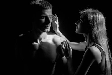 Erkeğin kucaklaşması ve şehvetli bir kadını öpmesi. Siyah arka planda öpüşen sevgili çift. Sevgililer Günü 'nde gerçek aşk. Şehvetli çift birbirine dokunuyor. Romantik ve aşk.