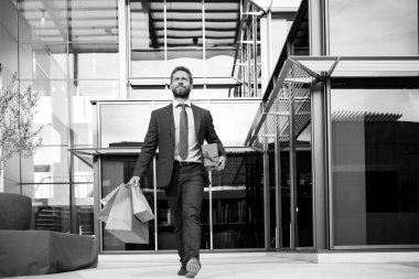 Lüks bir açık uzay iş merkezinde yönetici. Dışarıda başarılı bir iş adamı..