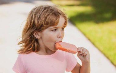 Dondurma yiyen komik çocuk, surat. Çocuk portresi.