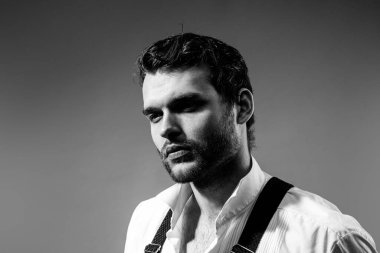 Yakışıklı, kendine güvenen adam. Stüdyoda poz veren ciddi biri. Şık saç kesimi, saç stili. Saç stili.