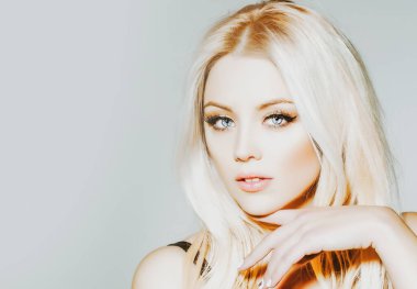 Doğal makyajlı güzel bir kız modeli. Güzel kız yüz bakımı.