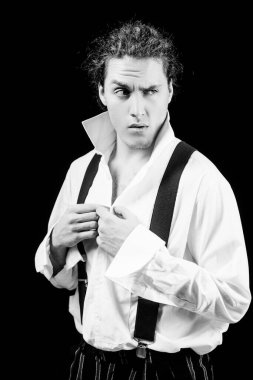 Yakışıklı, güçlü, sportif, baştan çıkarıcı, kendine güvenen bir adam. Ciddi bir adam şüpheyle yana bakıyor. Uzayı kopyala Kendine güvenen bir kavram. Erkek portresi. Siyah stüdyo arka planında izole edilmiş..