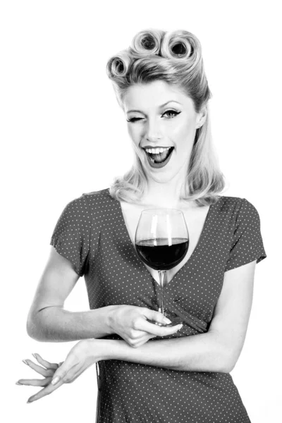 Портрет подмигивающей женщины в красном платье с бокалом красного вина на белом фоне , — стоковое фото