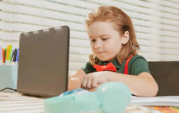 Online távoktatás. Iskolás gyerekek számítógéppel videokonferencia-beszélgetést folytatnak tanárral az osztályban. A gyerek otthon tanul. Otthoni tanulás koncepciója. — Stock Fotó