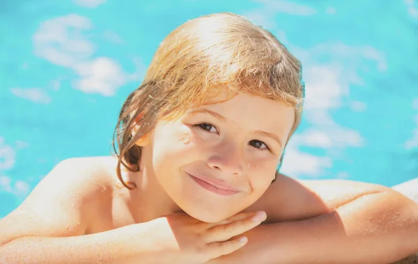 Retrato de menino bonito nadar na piscina, fundo de água de verão com espaço de cópia. Cara de crianças engraçado. — Fotografia de Stock