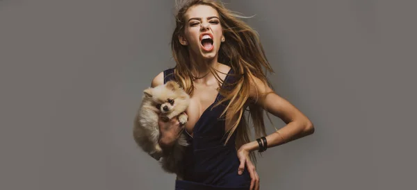 Młoda kobieta z psem krzyczącym i wrzeszczącym. Ludzkie emocje, koncepcja wyrazu twarzy. — Zdjęcie stockowe