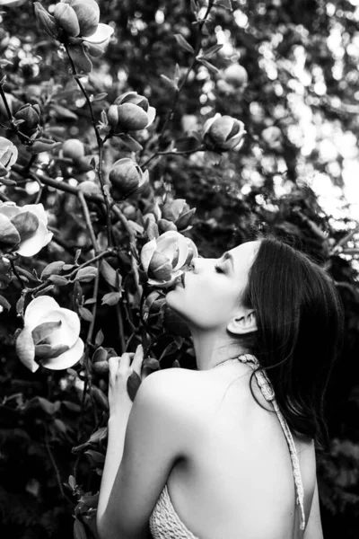 Vårmodekoncept. Mode våren flicka på våren Magnolia blommor bakgrund. Kvinna på våren blomma bakgrund. — Stockfoto