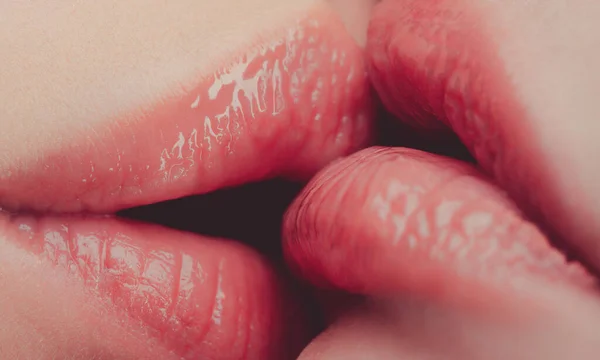 Lesbisk kyss. Sensuell våt kvinnliga läppar kyssar. Lesbiska nöjen. Oral njutning. Par flickor kysser läppar närbild. Sensuell touch kysser sexuell aktivitet. Hot för spel. Lip Care. Sexualupplysning — Stockfoto
