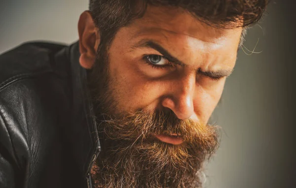 Retrato de homem bonito. Fecha o retrato de um tipo com cara séria. Chefe da máfia. — Fotografia de Stock