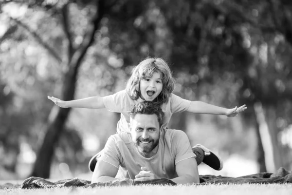 Otec a syn spolu tráví čas venku. Rodinný koncept Happy Men. — Stock fotografie
