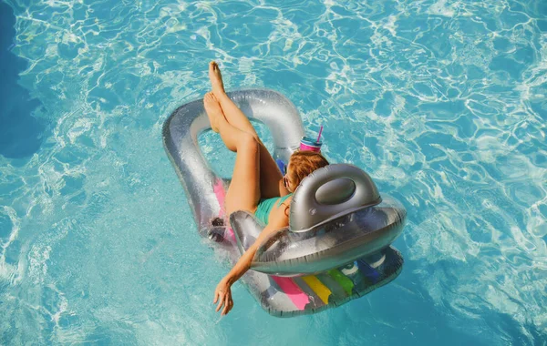 Femme en vacances d'été. Une fille en maillot de bain. Femme d'été sur matelas gonflable. — Photo