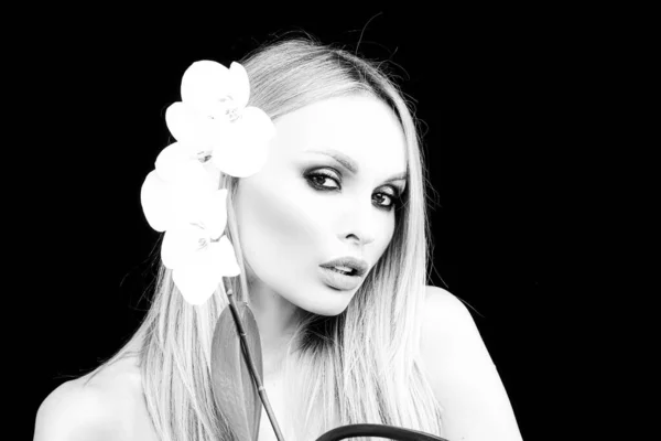 Ritratto di bel modello con trucco nudo naturale. Moda e bellezza. Donna con fiori. — Foto Stock