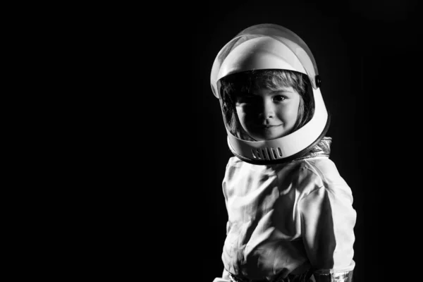 Adorable mignon garçon astronaute dans l'espace. Enfant s'imagine être un astronaute dans un casque d'astronautes. Succès, créativité et innovation concept technologique. — Photo