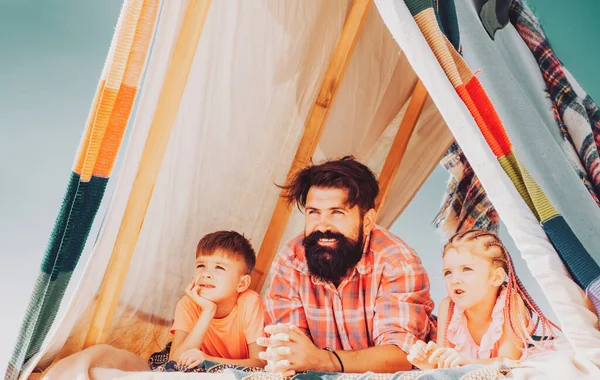 Happy father with children camping. Fathers day. Outdoor vacation concept. — Stock Photo, Image