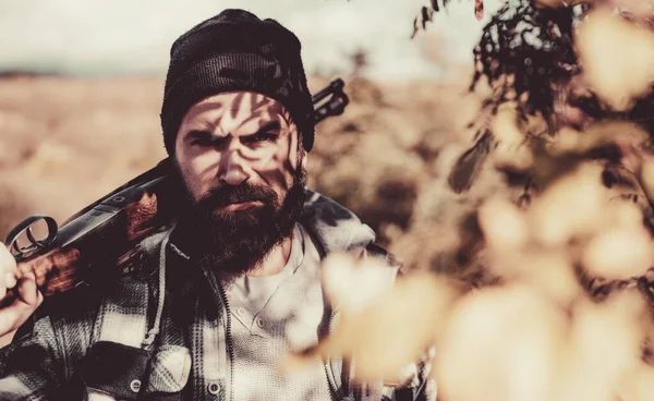 Hunter with shotgun gun on hunt. Close up Portrait of hamdsome Hunter. Man holding shotgun. Track down. — Stock Photo, Image