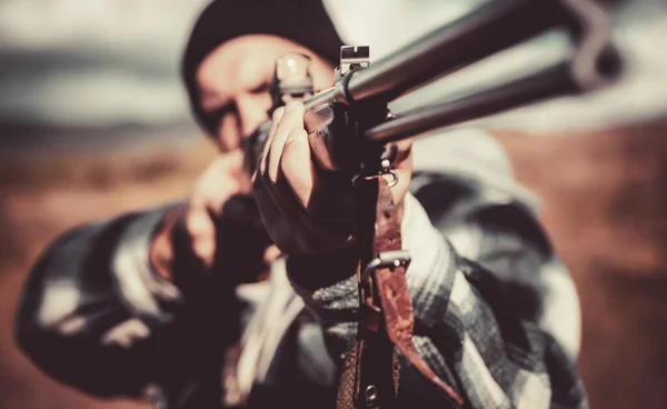 Jägare med hagelgevär pistol på jakt. Slutna och öppna jaktsäsongen. Jakt i Amerika. Små spel. En gevärspipa. — Stockfoto