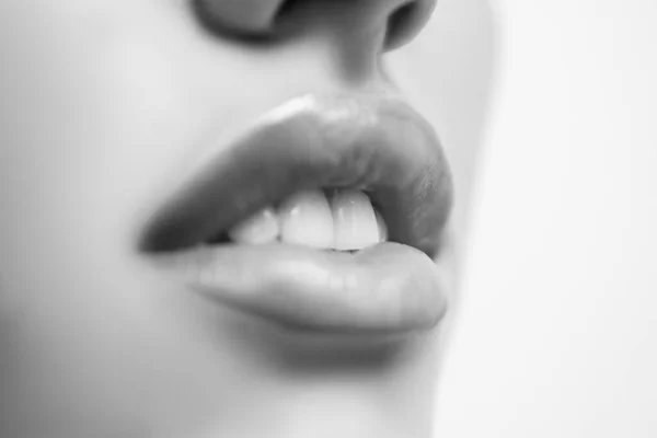 Läpp och perfekta vita tänder närbild. Stomatologi, tandreglering och tandvård. — Stockfoto