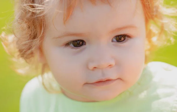 Cara de niña graciosa de cerca. Retrato de bebé infantil. —  Fotos de Stock