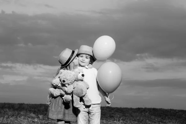 Angeli innamorati. Biglietto d'auguri d'Arte festivo. Ricordi d'infanzia. Ritratto estivo di felice bambino carino. Primo amore. Estate in campagna. — Foto Stock