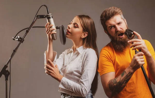 Pár karaoke zpěváků. Žena a muž zpívající s hudebním mikrofonem. — Stock fotografie