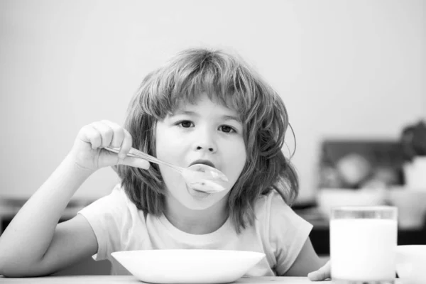 Kind dat gezond voedsel eet. Leuke kleine jongen die soep eet als lunch. Kindervoeding. — Stockfoto