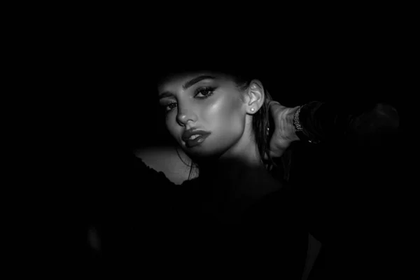 Woman in shadow. Female model with shadows on face looking seductive and sensual on dramatic black studio with light. Dramatic light on sensual seduction woman face. — Fotografia de Stock