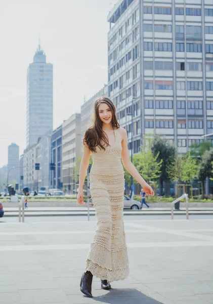 Beleza de moda de rua. Voga da cidade. Menina da moda andando nas ruas da cidade moderna. — Fotografia de Stock