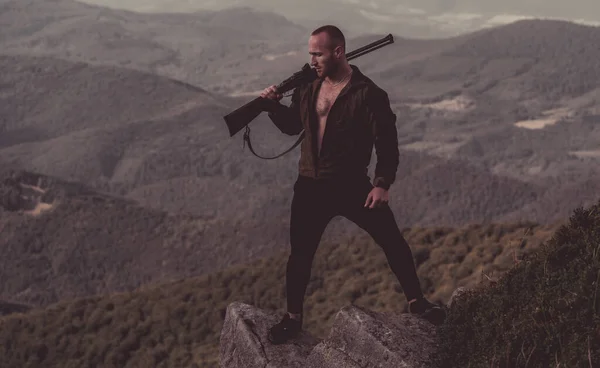 A colidir com a vista. Homem armado. Homem caçador. Hunter em grande jogo ou pequeno jogo. Caçador com arma de caça. Calibres de espingardas de caça. Caça à vida selvagem . — Fotografia de Stock