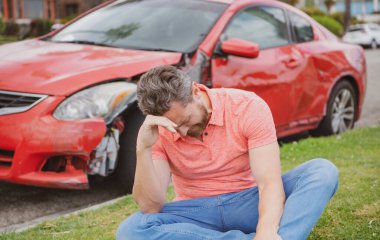 Araba sigortası. Depresyondaki adam yardımı yolda kırılmış..