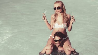 Miami sahili. Çift Yüzme Havuzu İlişki Kavramı. Spa yüzme havuzunda dinlenebilirsiniz. Sahilde kız arkadaşına piggyback binmek veren adam.