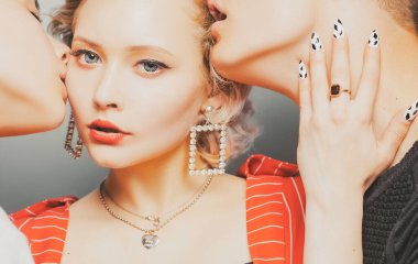 Çok eşlilik aşk üçgeni, aldatma konsepti. Biseksüel kadın, sevgilisi ya da sevgilisi olan çift..