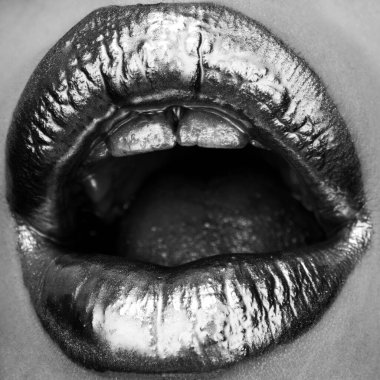 Şaşırtıcı duygu ikonu. Dudaklarında altın ruj, altın dudaklarda dişi. Kadınlar için lüks kozmetik. Altın sanat tasarımı.