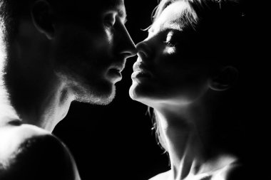Romantik gece buluşması. Birlikteyken kucaklaşan seksi bir çiftin şehvetli portresini yakından çek. Siyaha aşık genç bir çift. Bu sevimli çift birlikte vakit geçiriyor..