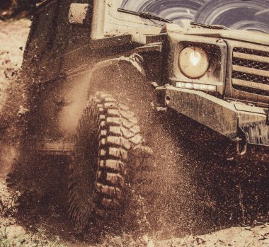 Off-Road Dağ yolda seyahat. Kavram büyük 4 x 4 araba ile seyahat. Çamur ve su sıçrama off-road yarış içinde. Hareket ve güç kavramı.