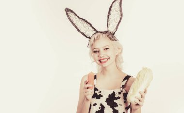 Sağlıklı ve vejeteryan yiyecek. Mutlu kız doğal sağlıklı gıda ile. Vegan yaşam. Gülümseyen genç kadın taze sebze sahiptir. Sağlıklı beslenme ve doğru beslenme.