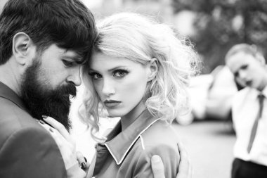 Boşanma sebebi. Saplantılı eski kız arkadaş bir çift için casusluk yapıyor. Sadakatsizlik ve kıskançlık kavramı.