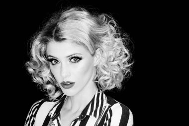 Kadın portresini iğnele. Stüdyo çekimi siyah arka planda. Ciddi genç bayan..